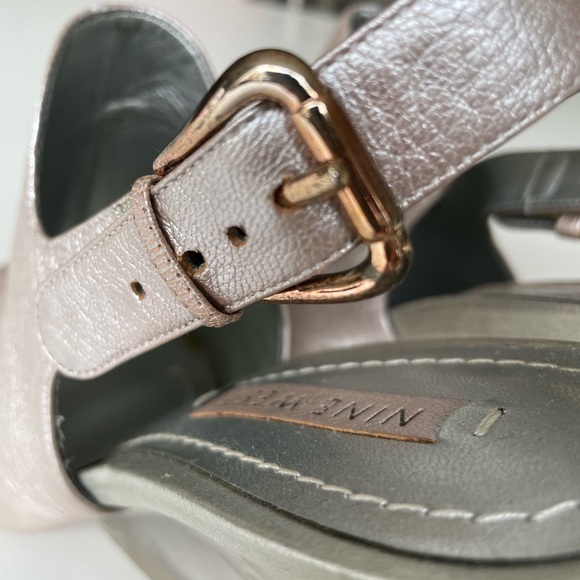 NINE WEST SILVER TOBAGO TRANSLUCENT WEDGE. SIZE 7.5 - Picture 6 of 11